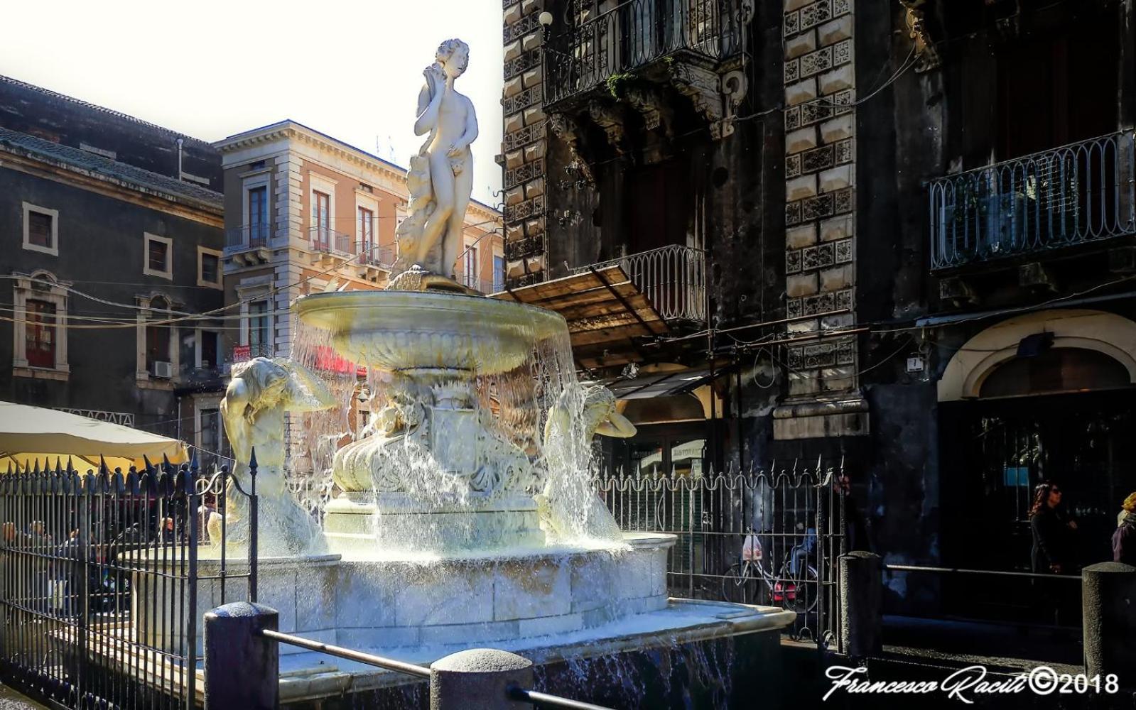 Elegante Matrimoniale Clemente House Catania Centro Hotel Exterior photo